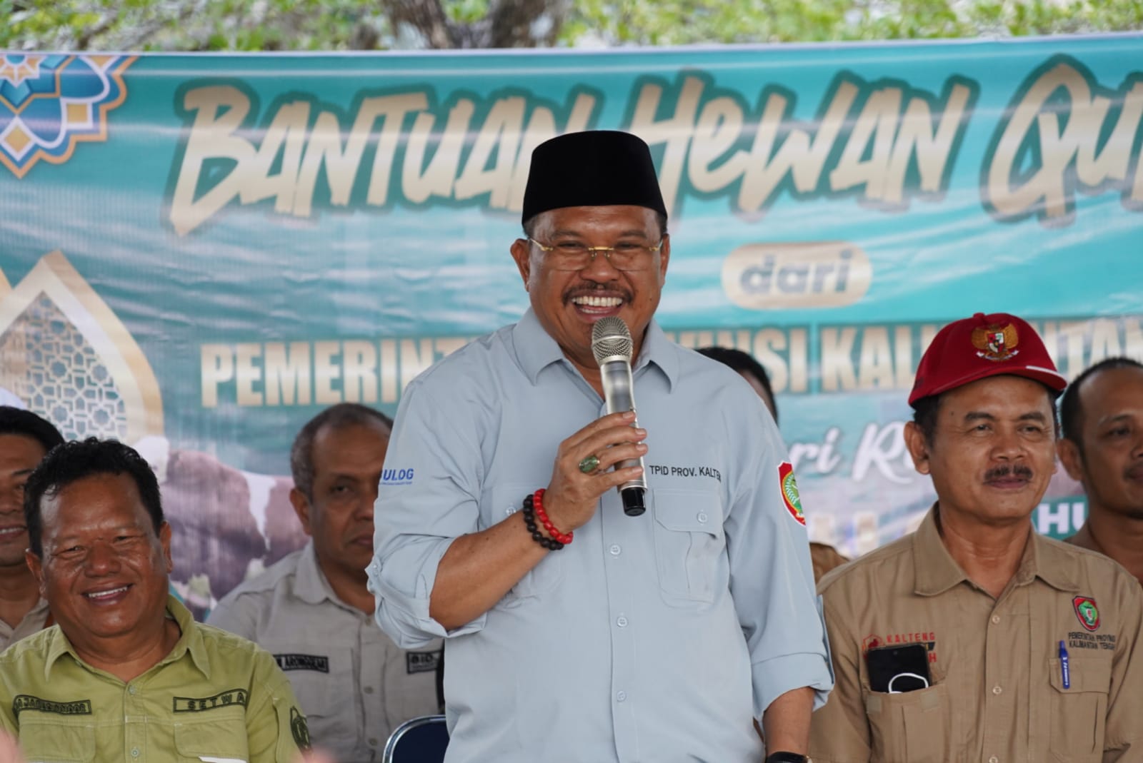 Sekda Nuryakin Serahkan Sapi Limousin dan Gratiskan 1.000 Paket Pasar Murah di Kelurahan Beriwit, Murung Raya