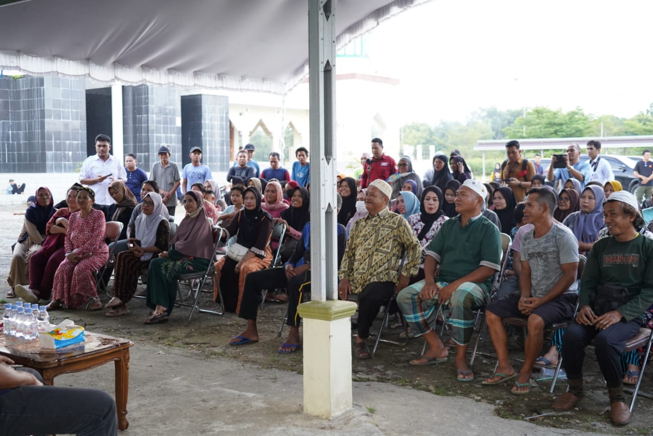 Sekda Nuryakin Serahkan Sapi Limousin dan Gratiskan 1.000 Paket Pasar Murah di Kelurahan Beriwit, Murung Raya