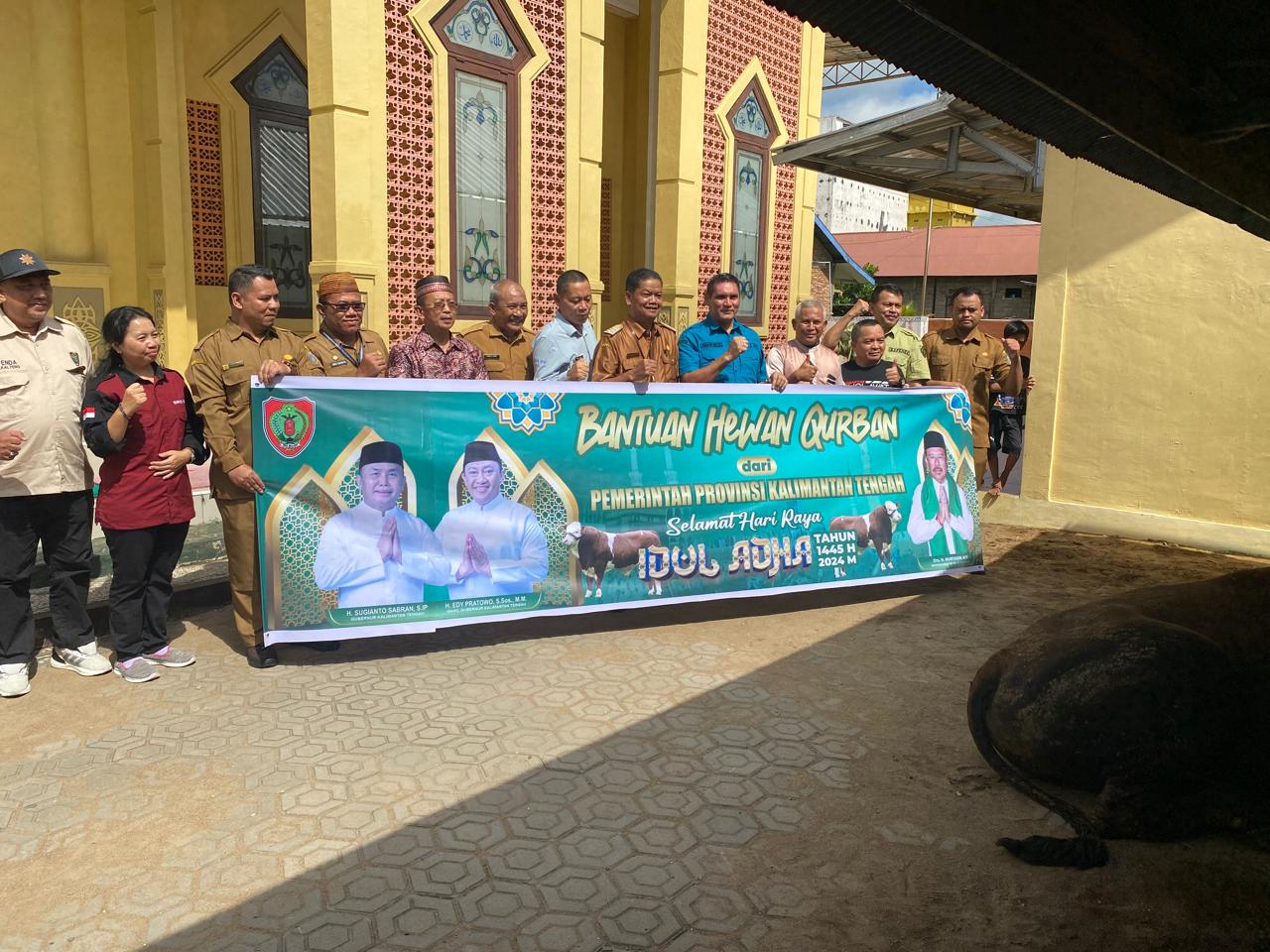 Mewakili Gubernur, Sahli Yuas Elko Salurkan 5500 Paket Sembako Murah di Kelurahan Kuala Pembuang I, Kabupaten Seruyan
