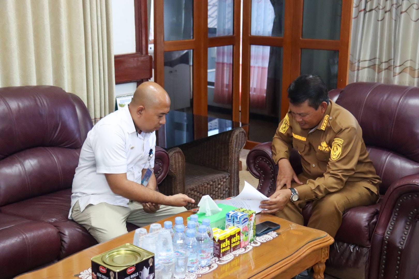 Bupati Seruyan Bersama Kepala Bulog Sampit Diskusikan Serapan Gabah dan Jagung di Kabupaten Seruyan