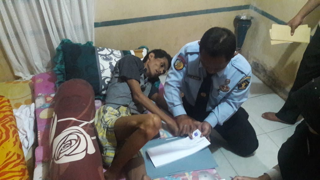 Karena Sakit Kronis Pk Bapas Palangka Raya Datangi Klien Untuk Pengambilan Sidik Jari