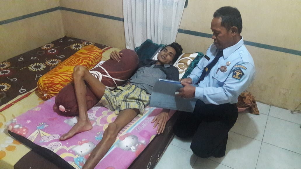 Karena Sakit Kronis Pk Bapas Palangka Raya Datangi Klien Untuk Pengambilan Sidik Jari