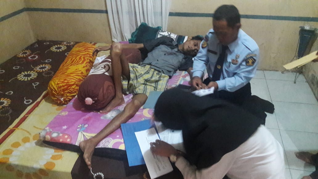 Karena Sakit Kronis Pk Bapas Palangka Raya Datangi Klien Untuk Pengambilan Sidik Jari
