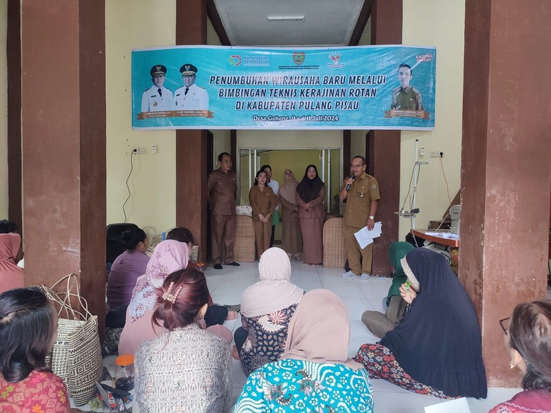 Dinas Dagperin Prov. Kalteng Gelar Bimbingan Teknis Kerajinan Rotan di Kabupaten Pulang Pisau