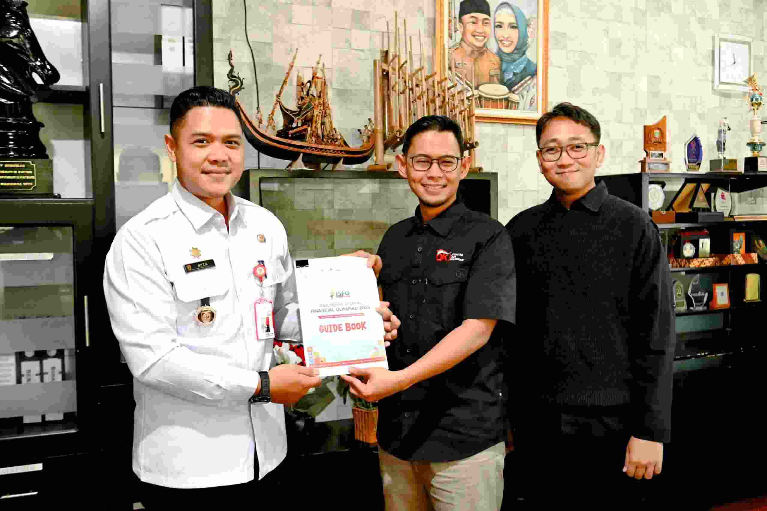 Plt. Kadisdik Kalteng Ajak 92 Ribu Siswa dan Mahasiswa se-Kalteng Ikuti Kompetisi Olimpiade Keuangan Syariah