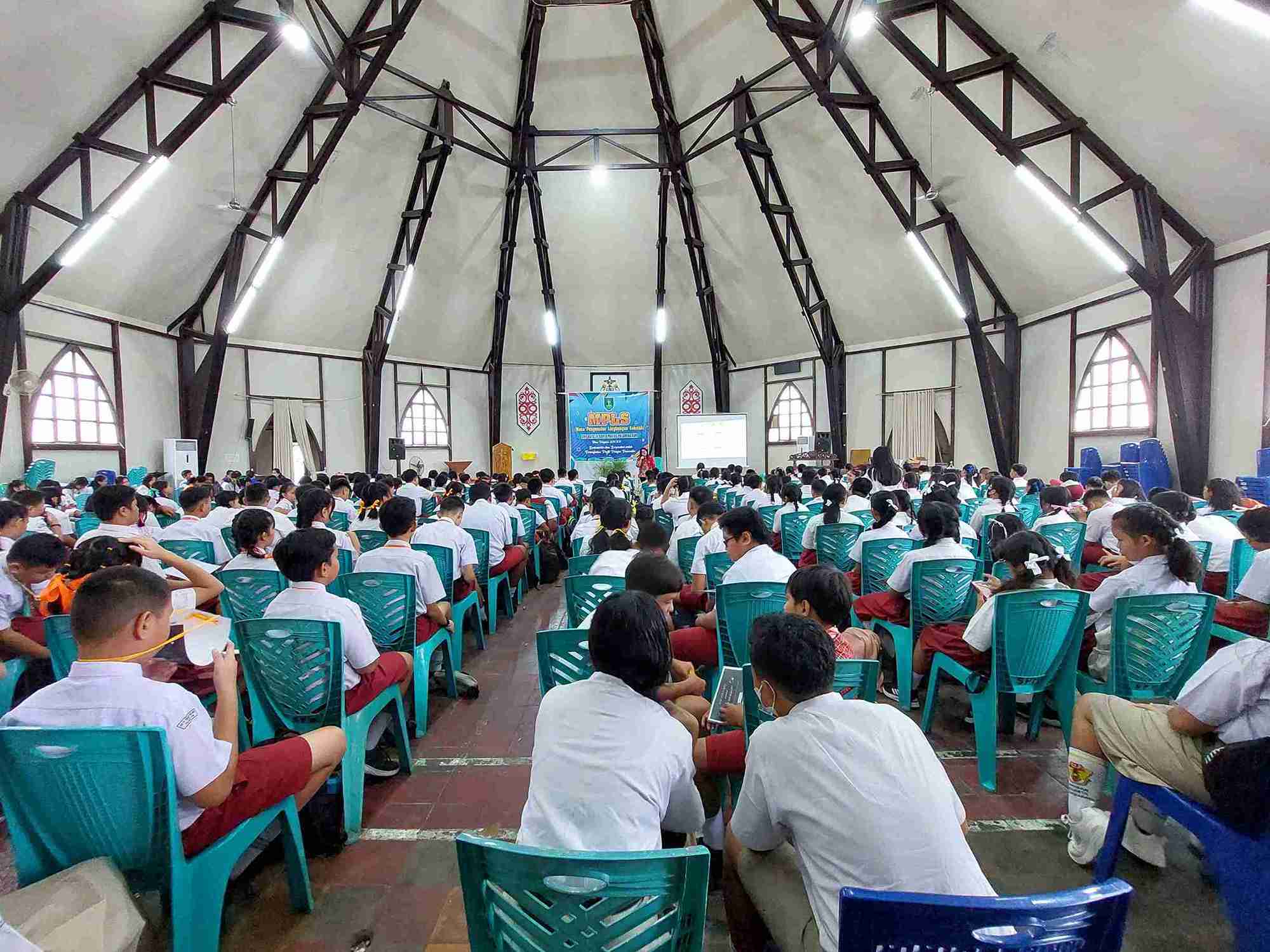 Psikolog RSJ Kalawa Atei Berikan Pembekalan Kesehatan Mental Remaja pada Siswa Baru SMPK