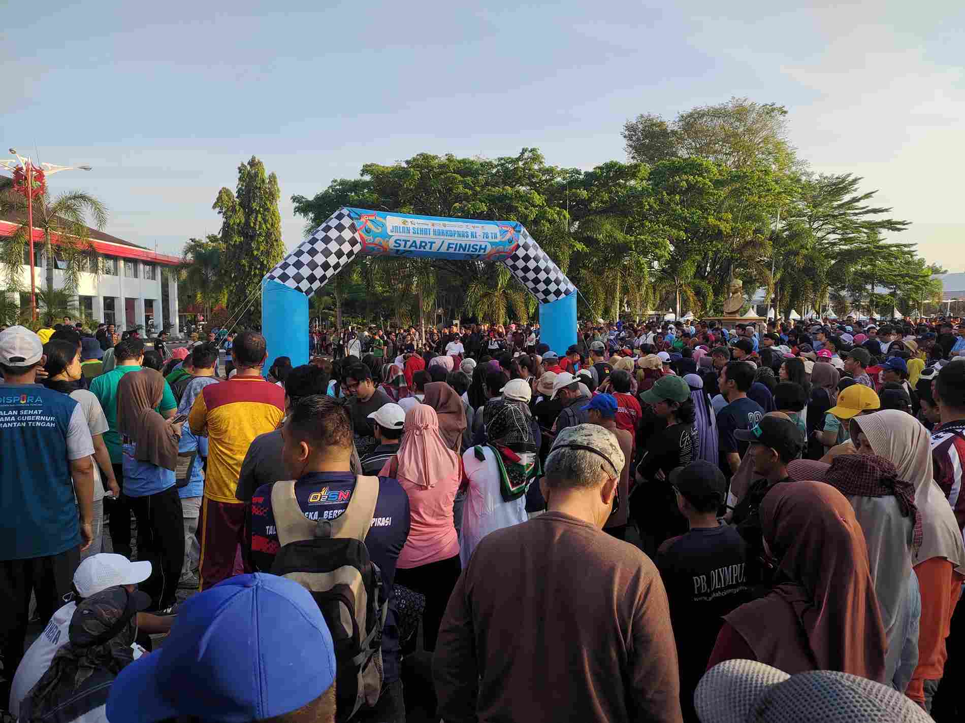 Gubernur Agustiar Sabran Lepas Peserta Jalan Sehat Dalam Rangka HARKOPNAS Ke-78 Tingkat Provinsi Kalimantan Tengah