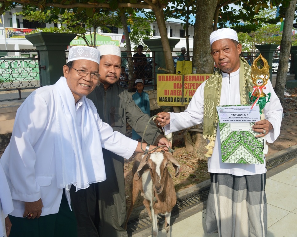 Wabup Serahkan Hadiah Pemenang Pawai Gema Takbir
