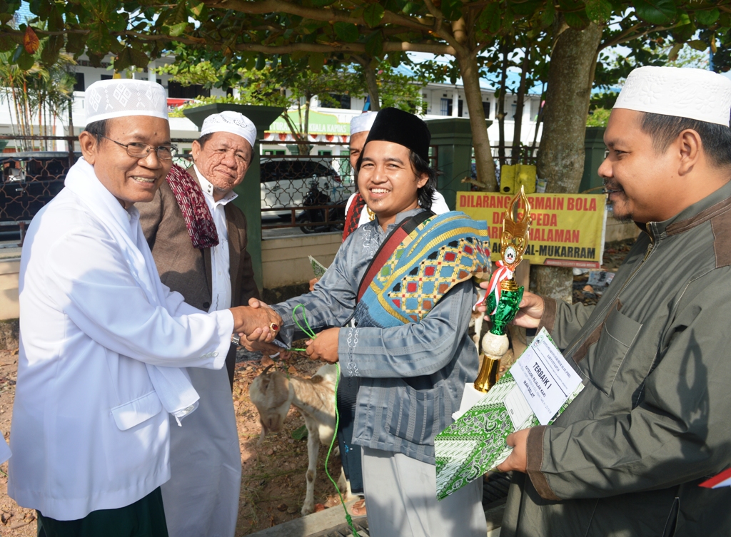 Wabup Serahkan Hadiah Pemenang Pawai Gema Takbir