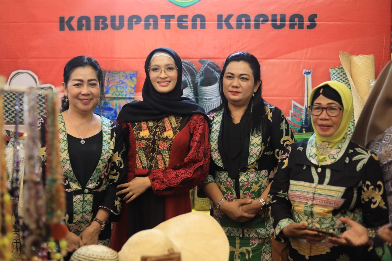 Ivo Sugianto Sabran Tinjau Stand Dekranasda Kalteng Dalam Pameran KriyaNusa di Balai Kartini Jakarta