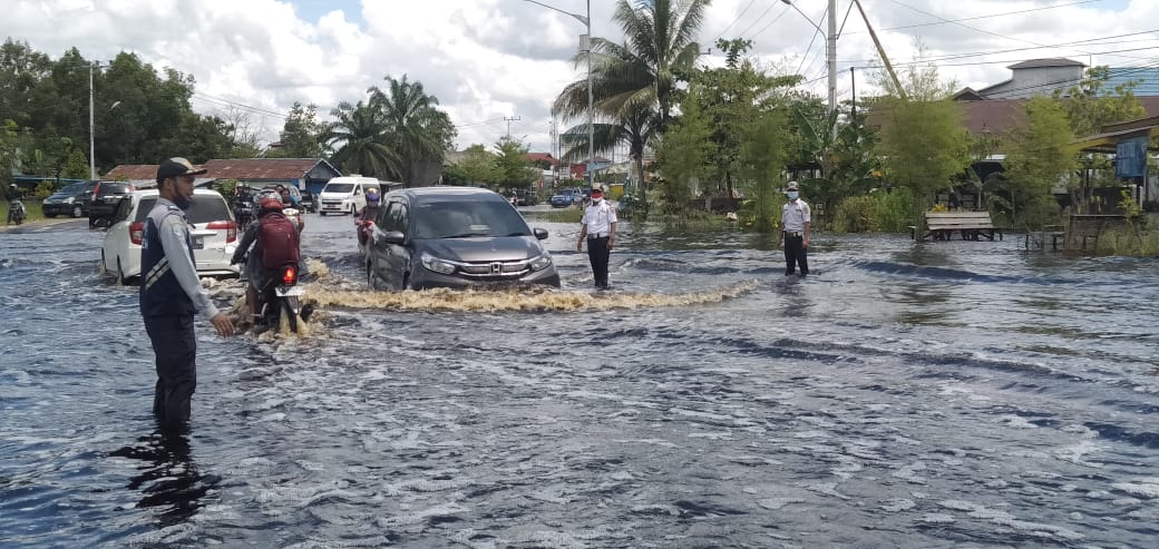 Dishub Kalteng dan BPTD Wil. XVI Prov. Kalteng Bersinergi Lakukan Pengawasan, Pengendalian Lalu Lintas, dan Penyaluran Bantuan Banjir di Katingan