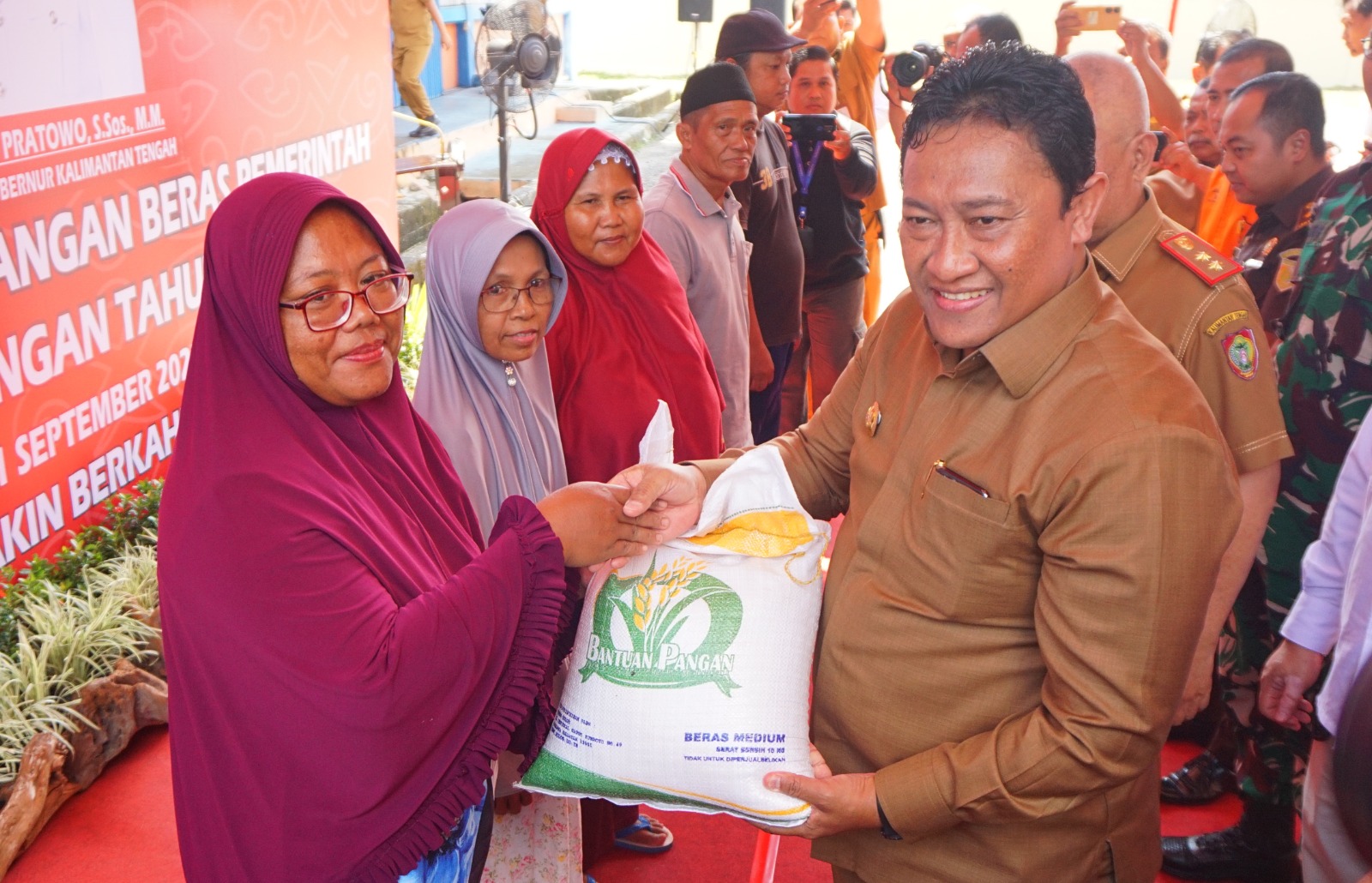 Wakil Gubernur Edy Pratowo Lepas Penyaluran Bantuan Pangan Beras Provinsi Kalteng Tahun 2023 