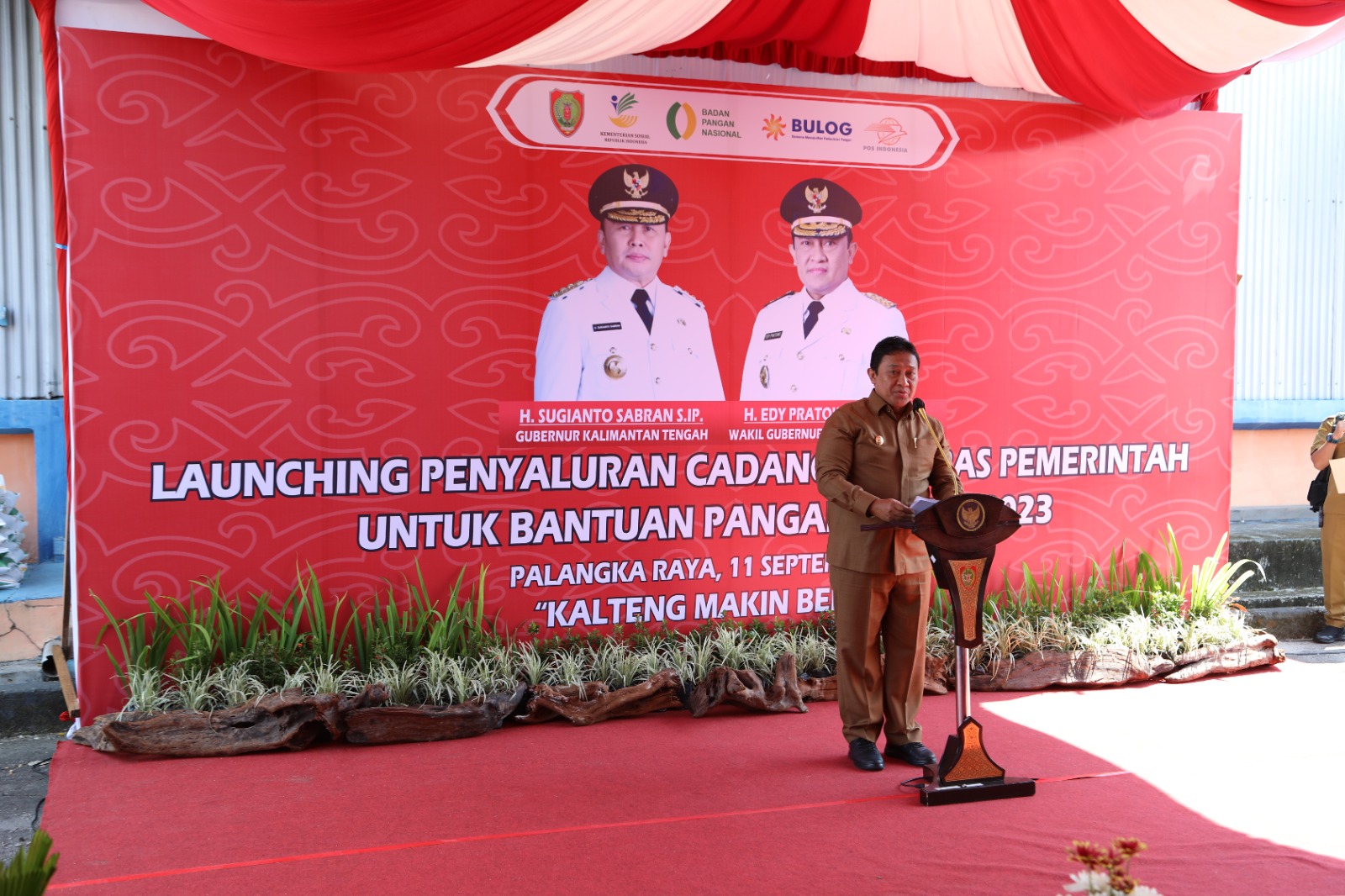 Wakil Gubernur Edy Pratowo Lepas Penyaluran Bantuan Pangan Beras Provinsi Kalteng Tahun 2023 