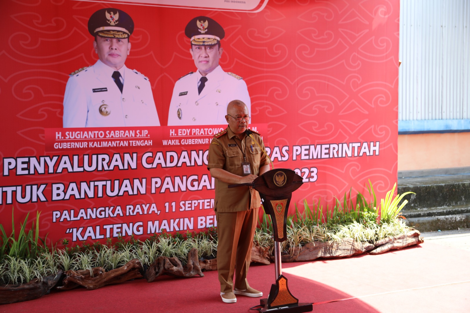 Wakil Gubernur Edy Pratowo Lepas Penyaluran Bantuan Pangan Beras Provinsi Kalteng Tahun 2023 