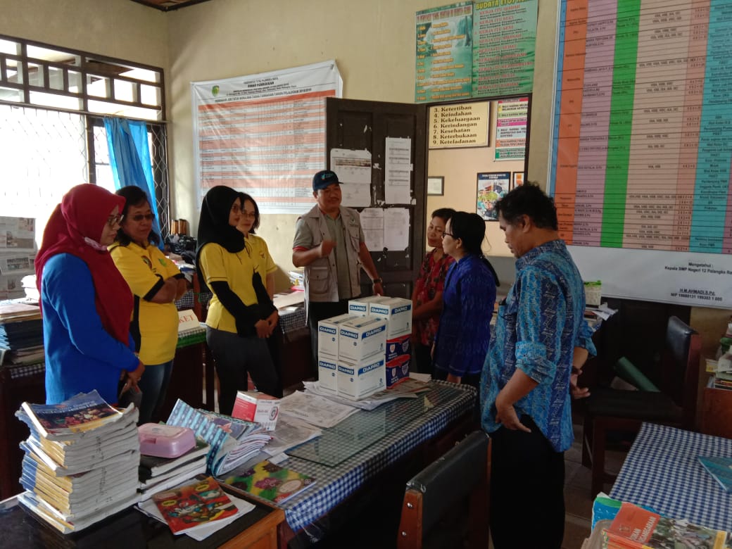 Dinas Kesehatan Bagikan Masker Ke Sekolah dan Warga Kota Palangka Raya