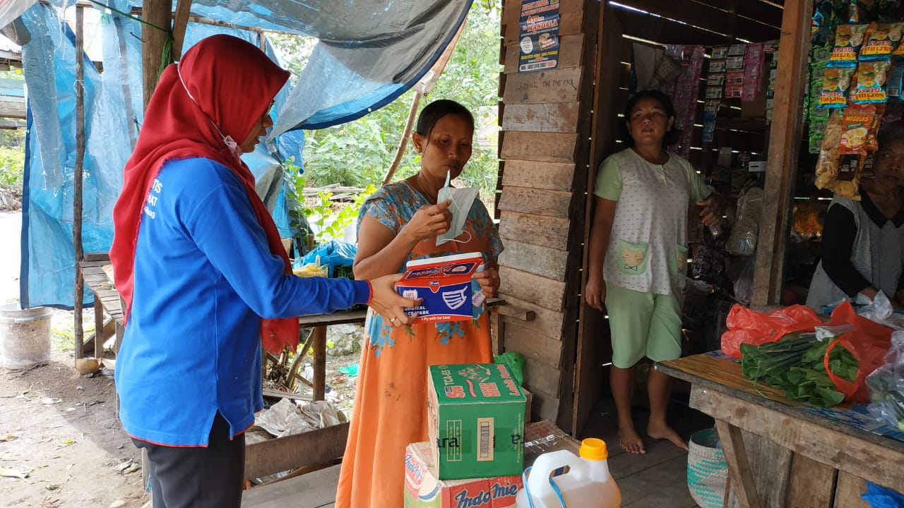 Dinas Kesehatan Bagikan Masker Ke Sekolah dan Warga Kota Palangka Raya