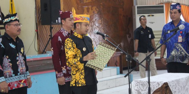 Fairid Naparin Lantik Mantir Adat Dayak Kecamatan