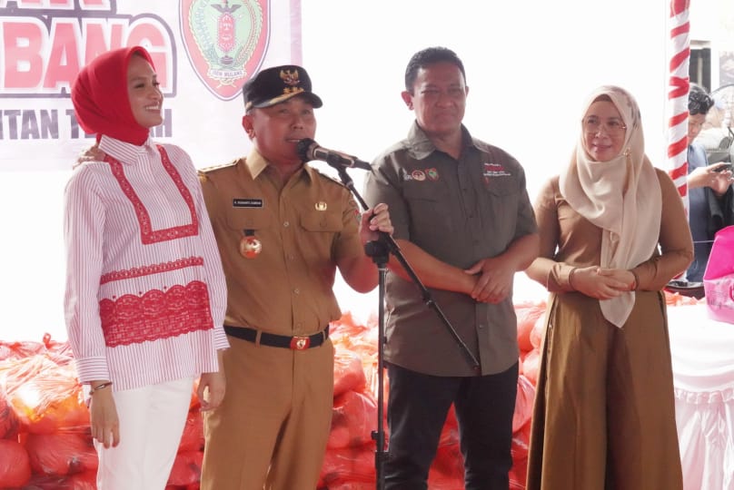 Gubernur Kalteng dan Anggota DPR RI Agustiar Sabran Subsidi Penuh 10 Ribu Paket Sembako Pasar Penyeimbang di Kapuas, Warga Antusias dan Terharu