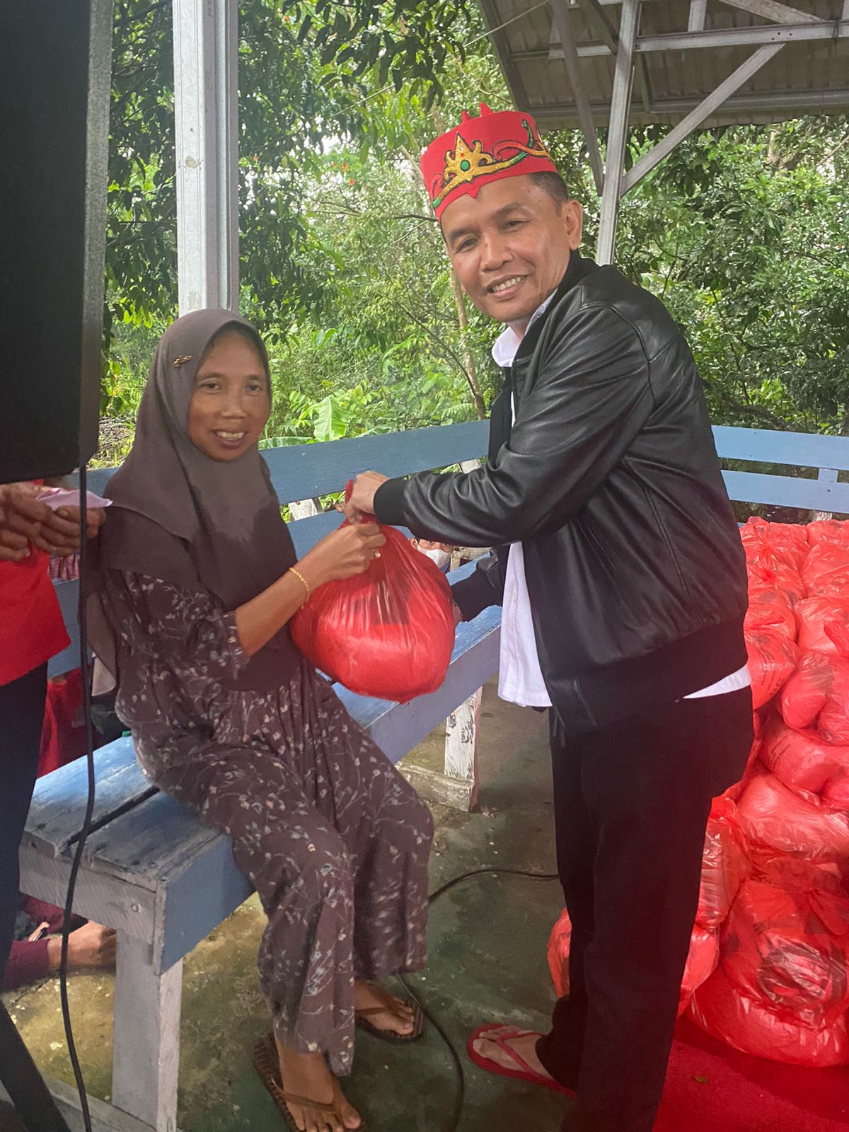 Gubernur Kalteng dan Anggota DPR RI Agustiar Sabran Subsidi Penuh 10 Ribu Paket Sembako Pasar Penyeimbang di Kapuas, Warga Antusias dan Terharu