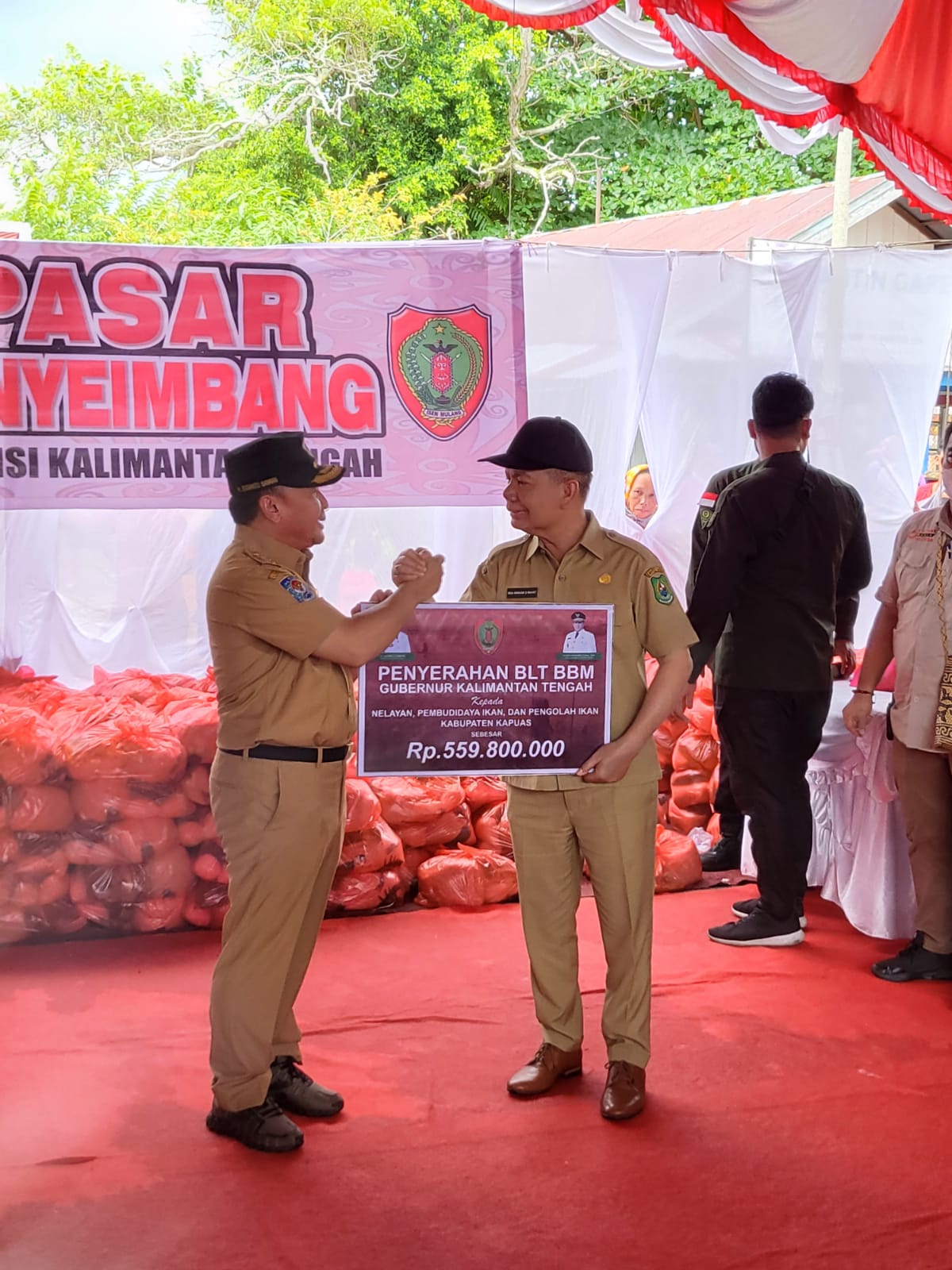 Gubernur Kalteng dan Anggota DPR RI Agustiar Sabran Subsidi Penuh 10 Ribu Paket Sembako Pasar Penyeimbang di Kapuas, Warga Antusias dan Terharu