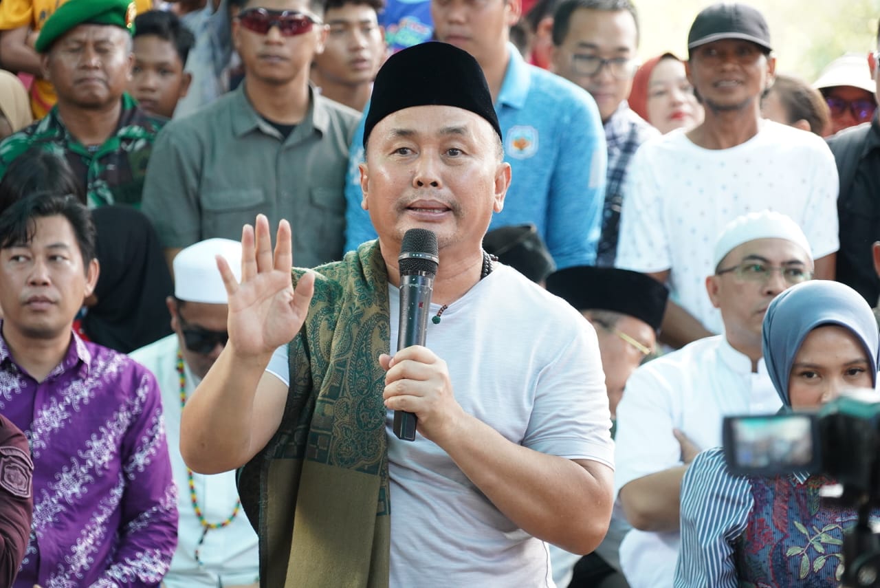 Kembali Salurkan Bantuan 1500 Paket Sembako, Gubernur Sugianto Sabran Buka Pasar Murah di Desa Muara Laung