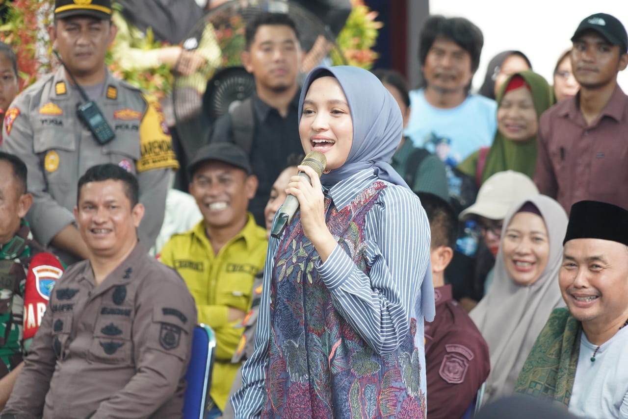 Kembali Salurkan Bantuan 1500 Paket Sembako, Gubernur Sugianto Sabran Buka Pasar Murah di Desa Muara Laung