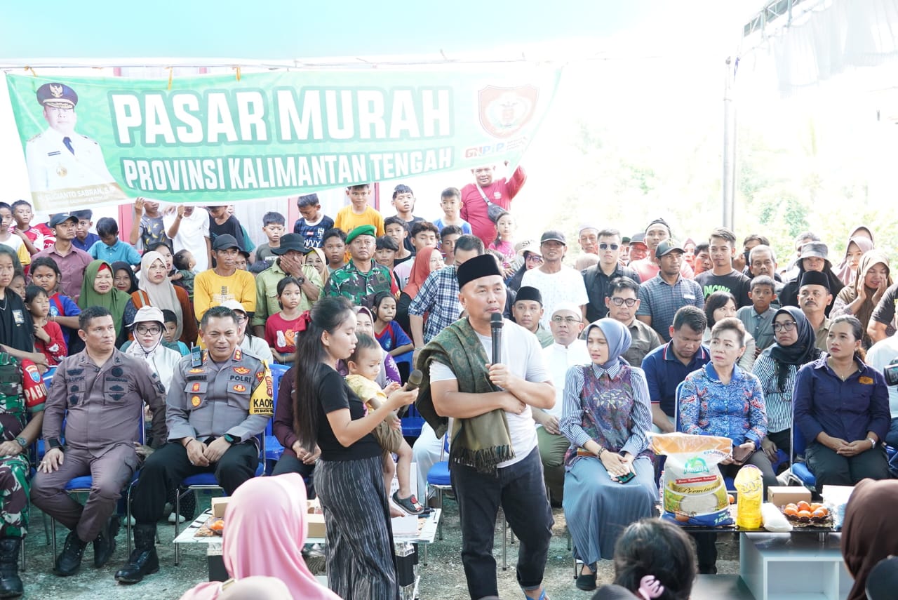 Kembali Salurkan Bantuan 1500 Paket Sembako, Gubernur Sugianto Sabran Buka Pasar Murah di Desa Muara Laung