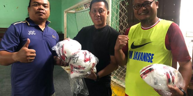 Suksesi Porwada Legislator Dukung Bola dan Kaos Tim