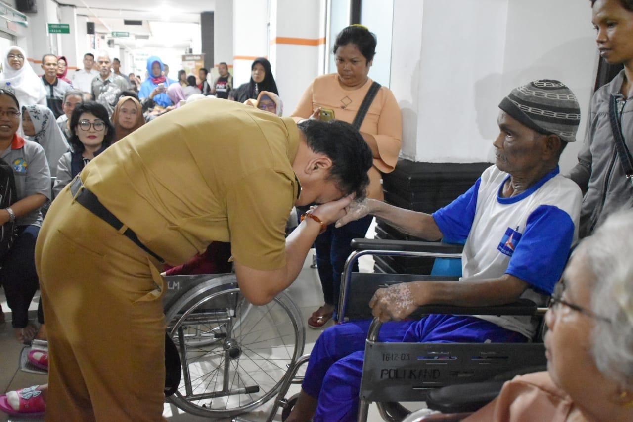 Gubernur Sugianto Cek Pelayanan dan Jenguk Pasien Rumah Sakit