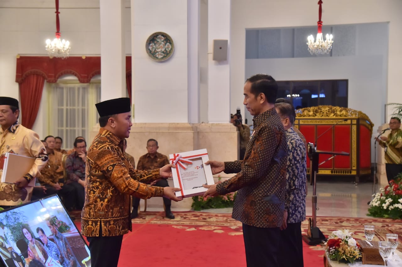 Gubernur Kalteng H.Sugianto Sabran Menerima DIPA 2019 dari Presiden Jokowi 