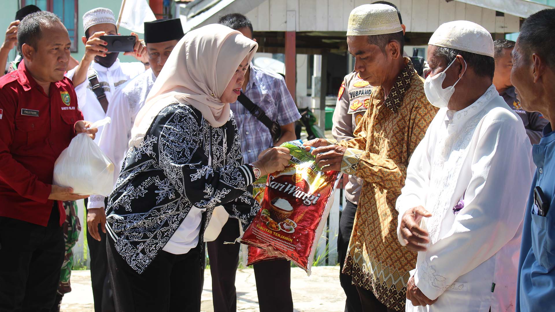 Pj. Bupati Barsel Buka Pasar Murah di 2 Kecamatan