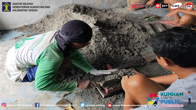 Dorong Pembangunan, Lapas Sukamara Produksi Paving Block Secara Mandiri
