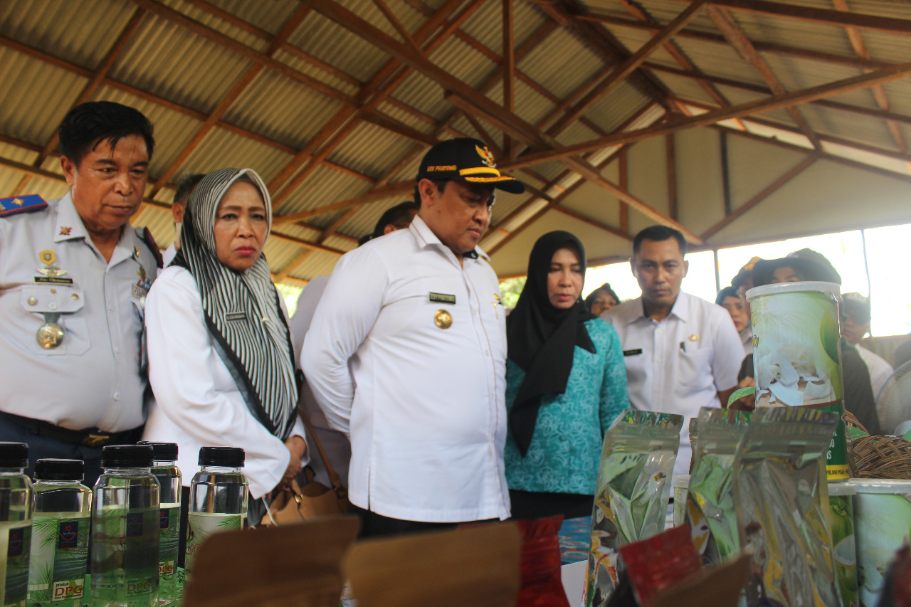 Bupati Pulang Pisau Bersama BRG Kunjungi Sentra Pengolahan Kelapa Terpadu di Kelurahan Bahaur BasantanÂ  
