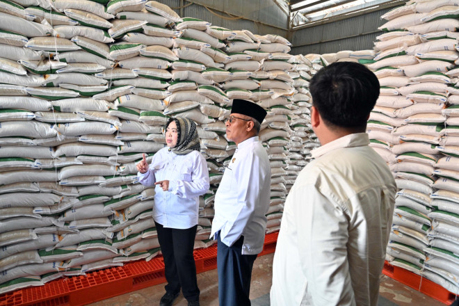 Pantau Harga Sembako, Bupati dan Wabup Kobar Inspeksi Langsung ke Gudang Bulog