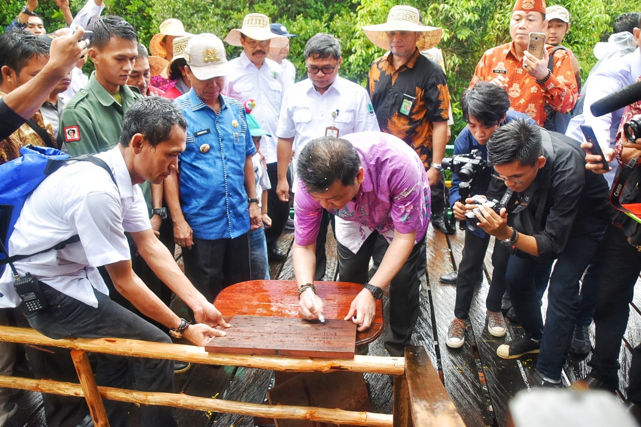 Kepala BRG Resmikan Kapal Wisata dan Guest House di Punggualas