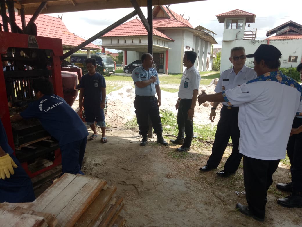 Tingkatkan Program Pembinaan Kemandirian, 20 Orang WBP Lapas Sampit diberikan Pelatihan Pembuatan Batako