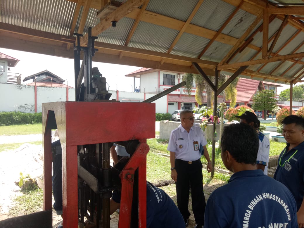 Tingkatkan Program Pembinaan Kemandirian, 20 Orang WBP Lapas Sampit diberikan Pelatihan Pembuatan Batako