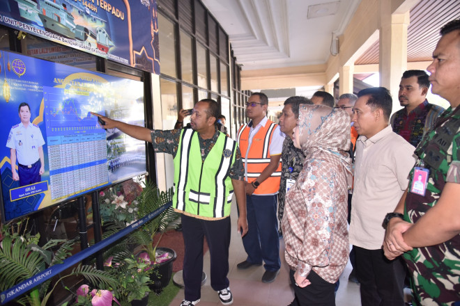 Bupati Hj. Nurhidayah Pantau Arus Balik Lebaran di Bandara Iskandar Pangkalan Bun