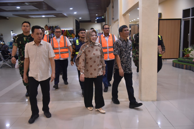 Bupati Hj. Nurhidayah Pantau Arus Balik Lebaran di Bandara Iskandar Pangkalan Bun