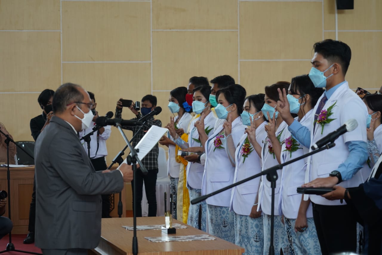 Sahli Herson B. Aden Hadiri Pelantikan dan Pengambilan Sumpah Dokter Angkatan XX Fakultas Kedokteran UPR