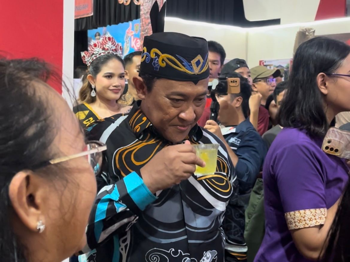Stand Kalteng Expo Disbudpar Suguhkan Kudapan Khas Kalteng dan Sari Buah Markisa