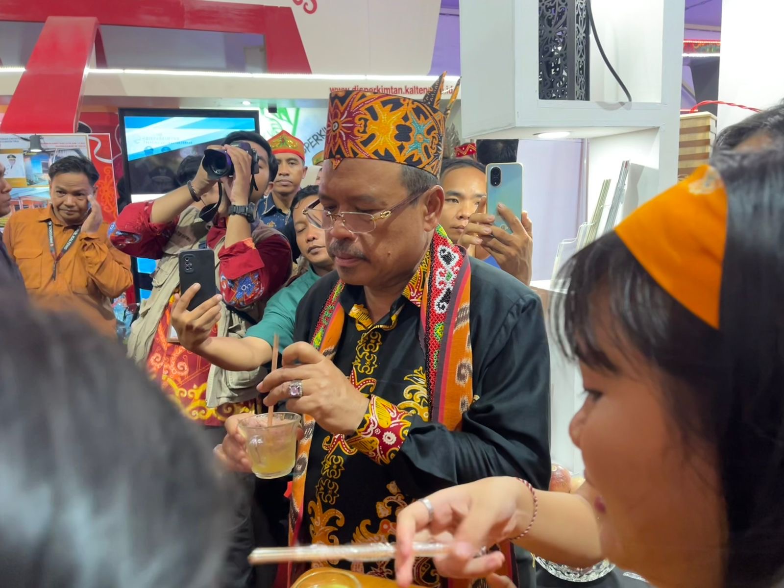 Stand Kalteng Expo Disbudpar Suguhkan Kudapan Khas Kalteng dan Sari Buah Markisa