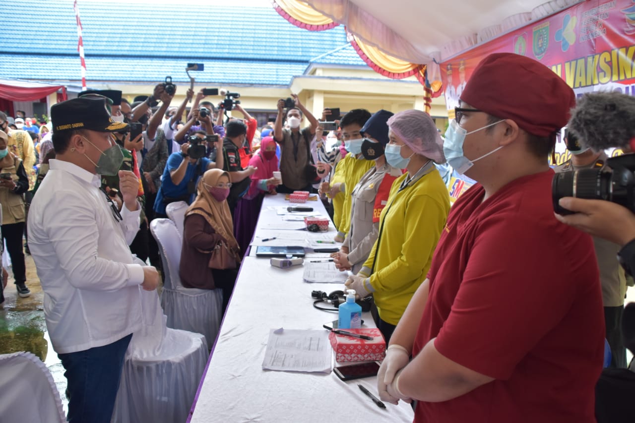 Gubernur Kalteng Tinjau Pelaksanaan Vaksinasi Massal di SMAN 1 Buntok, Kabupaten Barito Selatan