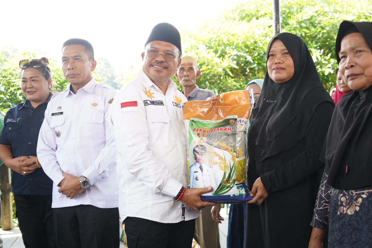 Sekda Nuryakin Kembali Serahkan Sapi Limousin dan Gratiskan Pasar Murah di Muara Tuhup dan Laung Tuhup Murung Raya