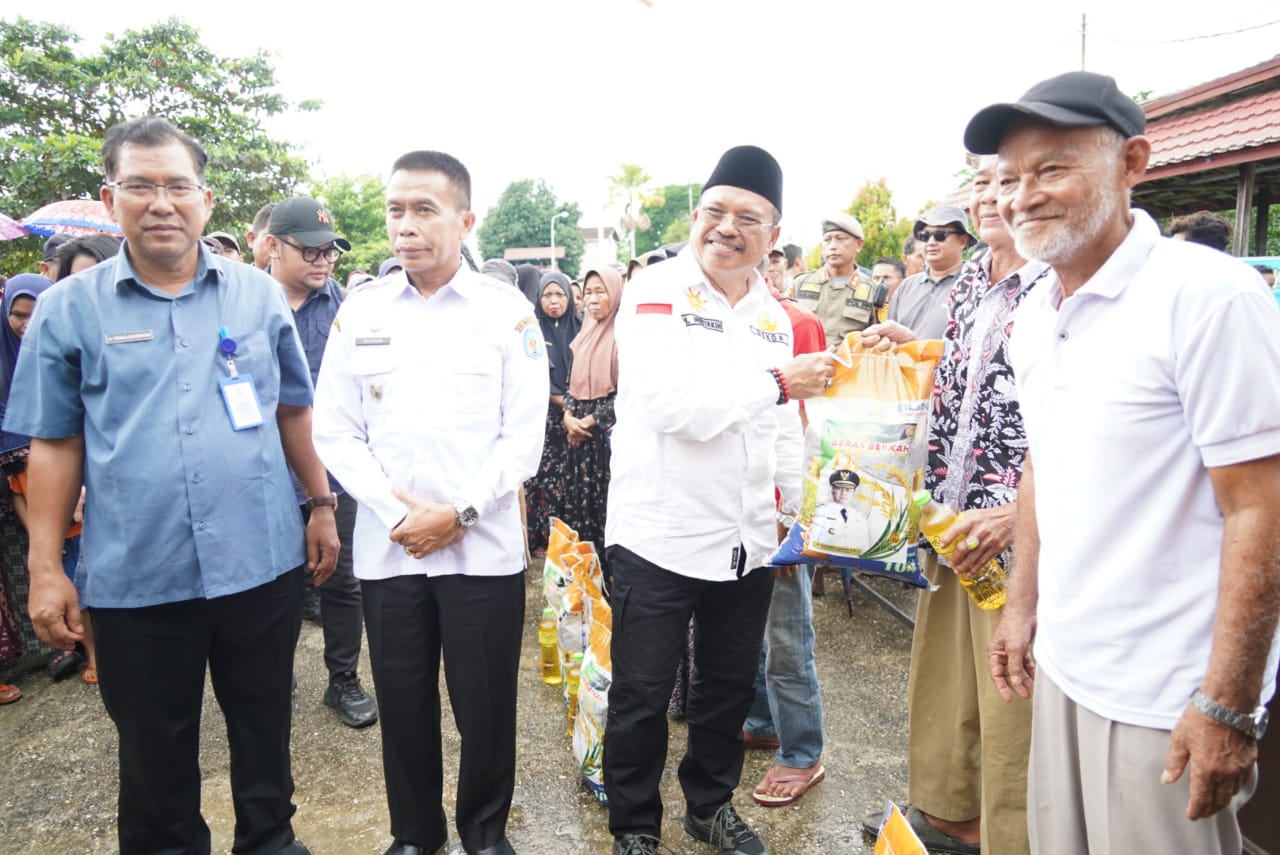 Sekda Nuryakin Kembali Serahkan Sapi Limousin dan Gratiskan Pasar Murah di Muara Tuhup dan Laung Tuhup Murung Raya