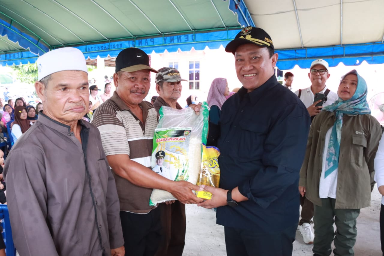 Kembali Salurkan Bantuan 500 Paket Sembako, Wagub Kalteng H. Edy Pratowo Buka Pasar Murah di Desa Goha Kabupaten Pulang Pisau