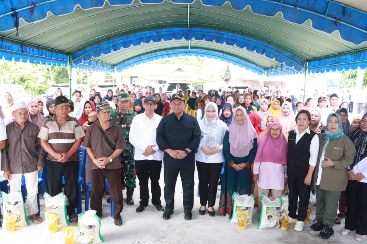 Kembali Salurkan Bantuan 500 Paket Sembako, Wagub Kalteng H. Edy Pratowo Buka Pasar Murah di Desa Goha Kabupaten Pulang Pisau