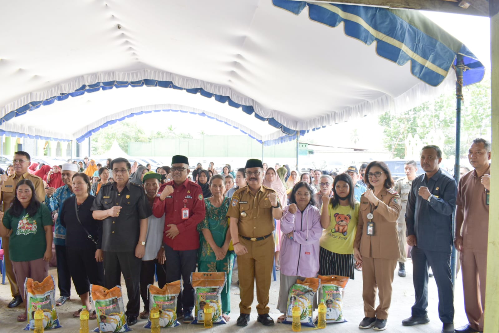 Kepala DP3APPKB Dampingi Kepala Badan Kesbangpol Salurkan 600 Paket Sembako Murah di Kecamatan Kurun Kab. Gumas