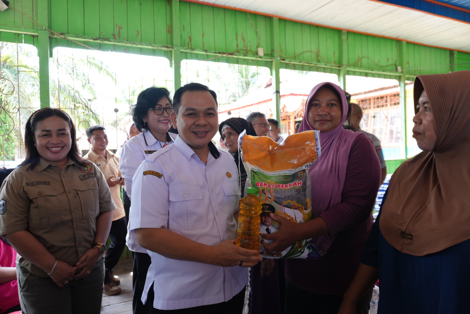 Bantu Masyarakat Jelang Hari Raya Iduladha, Pemprov Kalteng Salurkan 1500 Paket Sembako Murah di Desa Beruta Kabupaten Lamandau