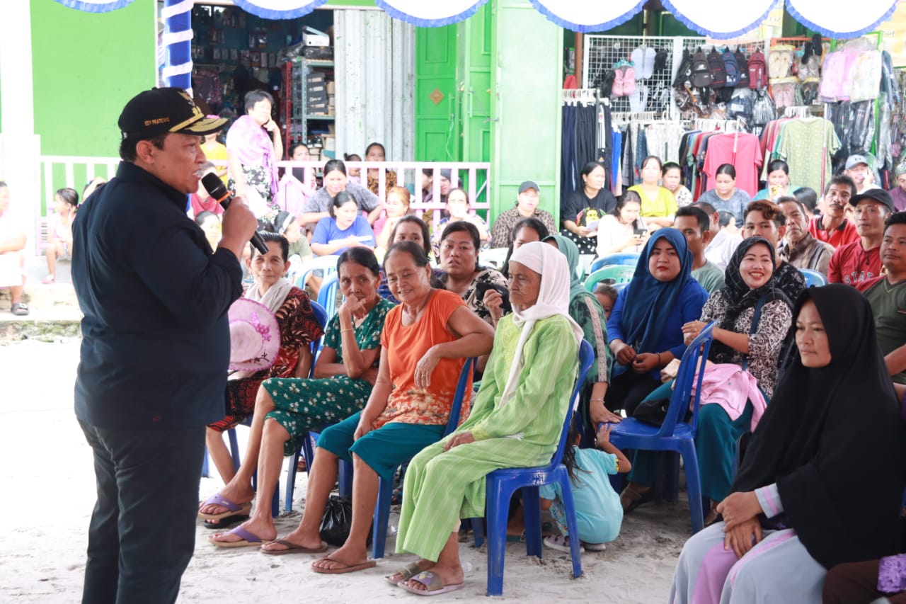 Warga Desa Antusias Hadiri Pasar Murah, Wagub Kalteng H. Edy Pratowo Salurkan Bantuan 500 Paket Sembako di Desa Tahawa Kecamatan Kahayan Tengah